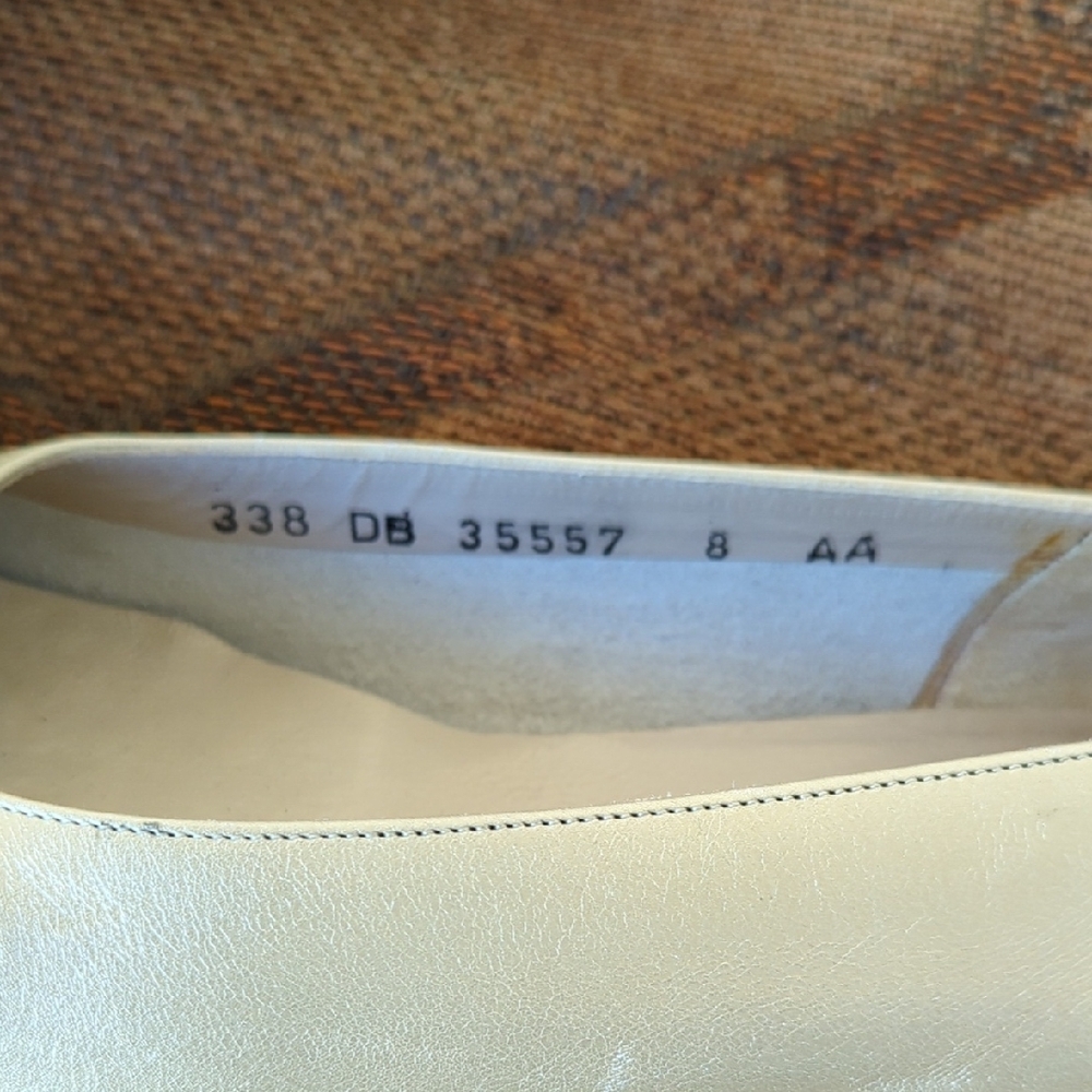 Salvatore Ferragamo Light Cream Leather Bow Pumps with Gold Plaque - Picture 2 of 11